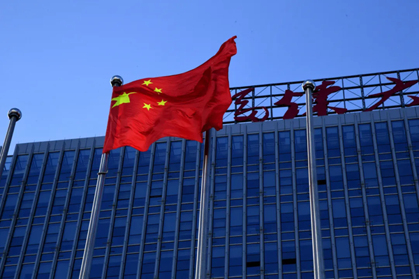 礼赞祖国，奋进石化！公司举行庆国庆升旗仪式
